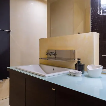 Sweethome Domus 250mq Nel Centro Di Con Vista Sul Teatro 4*