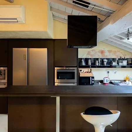 Sweethome Domus 250mq Nel Centro Di Con Vista Sul Teatro 4*