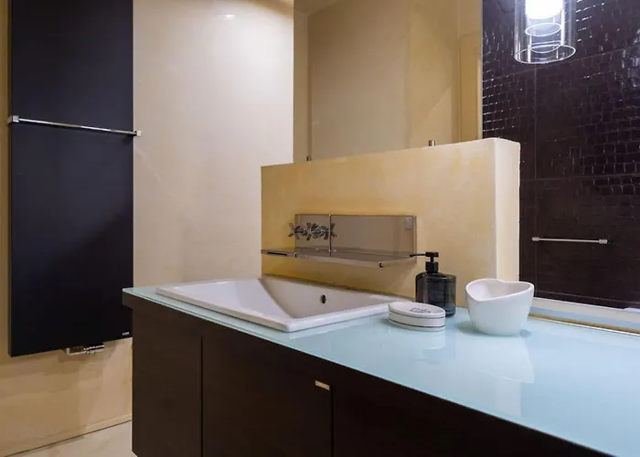 Sweethome Domus 250mq Nel Centro Di Con Vista Sul Teatro 4*