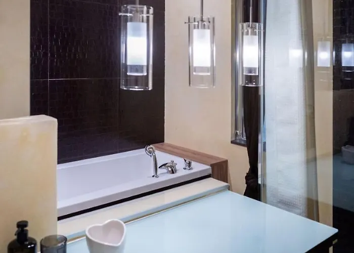 Sweethome Domus 250mq Nel Centro Di Con Vista Sul Teatro 게스트하우스