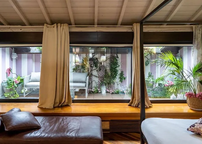 Sweethome Domus 250mq Nel Centro Di Con Vista Sul Teatro 게스트하우스 4*