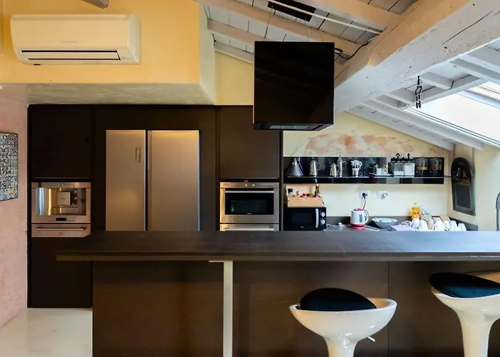 Sweethome Domus 250mq Nel Centro Di Con Vista Sul Teatro 4*