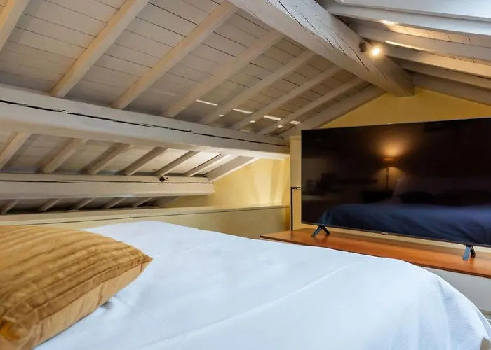 Sweethome Domus 250mq Nel Centro Di Con Vista Sul Teatro 게스트하우스